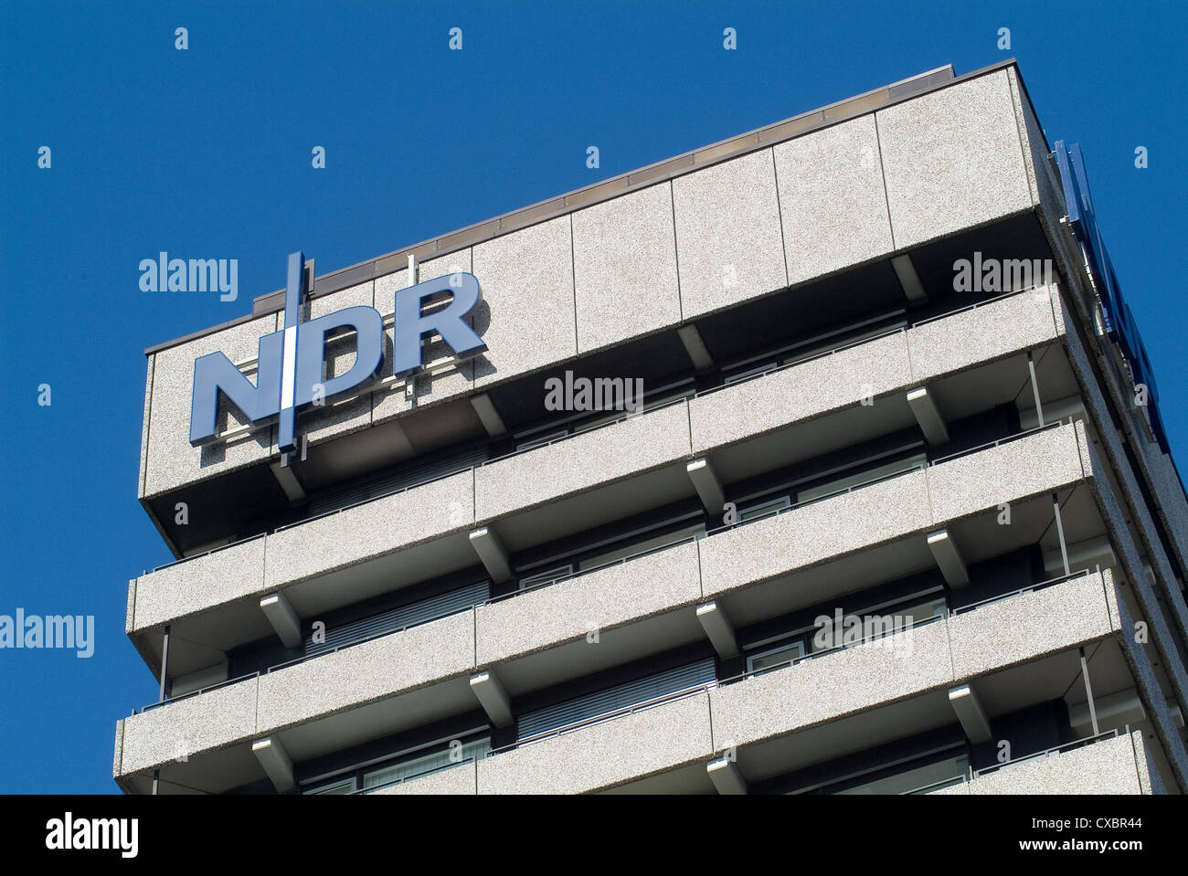 Logo der North German Radio an der Fassade des Hauptquartiers des NDR Hamburg Stockfoto