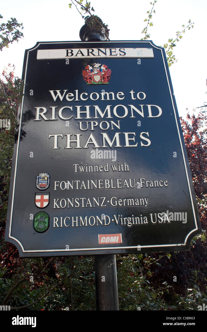 Öffentliche Zeichen begrüßen Besucher auf Barnes, Teil des Borough of Richmond upon Thames Stockfoto