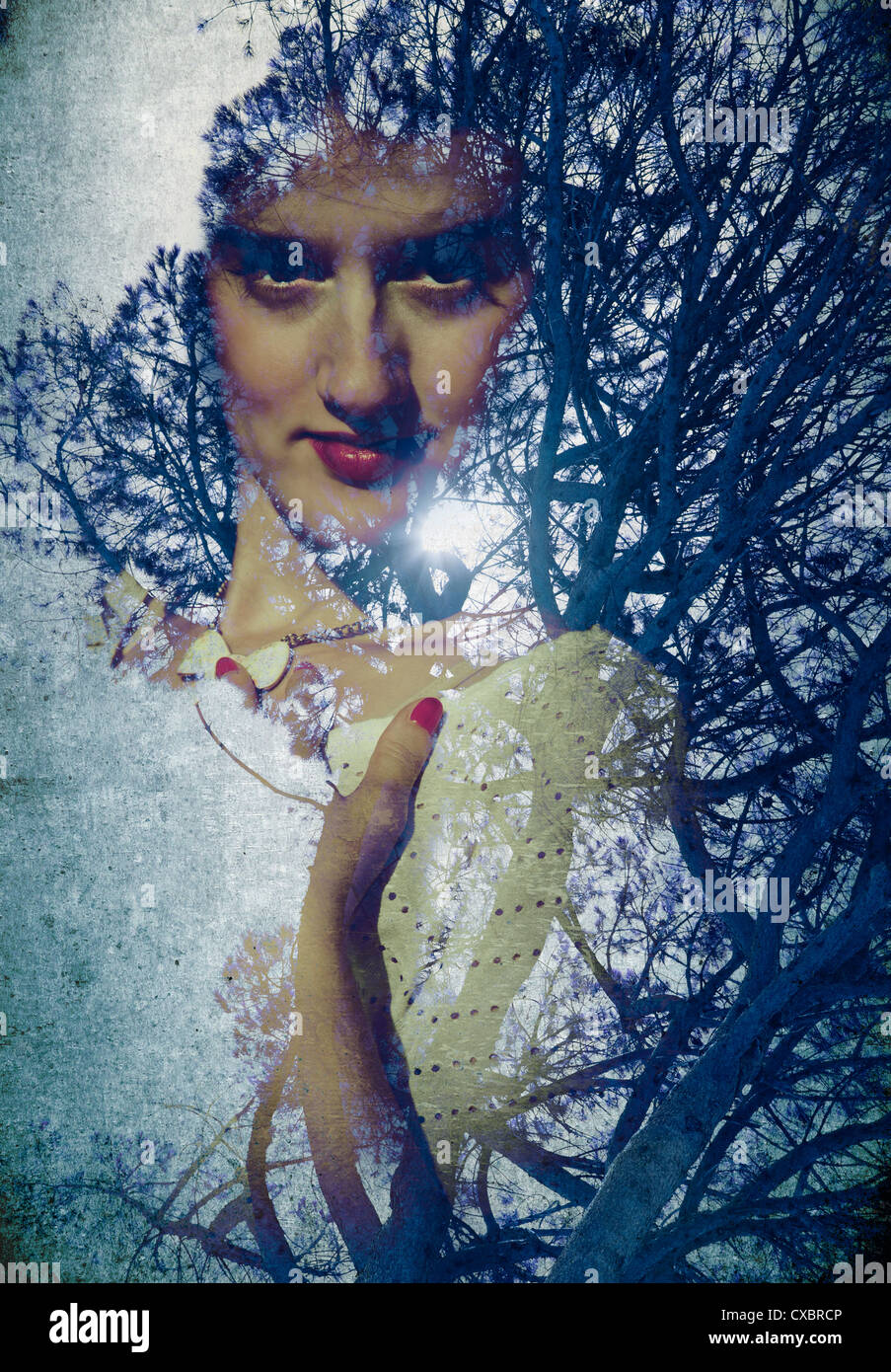 Gesicht der Frau in den Bäumen- Stockfoto