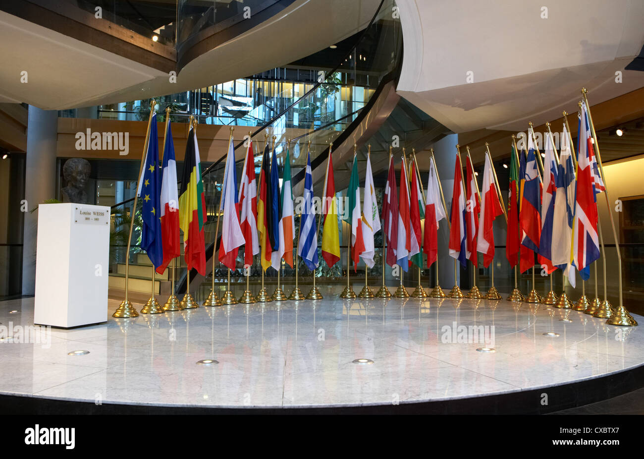 Straßburg, die Flaggen aller EU-Staaten gegen Fahnenmasten ausgekleidet Stockfoto
