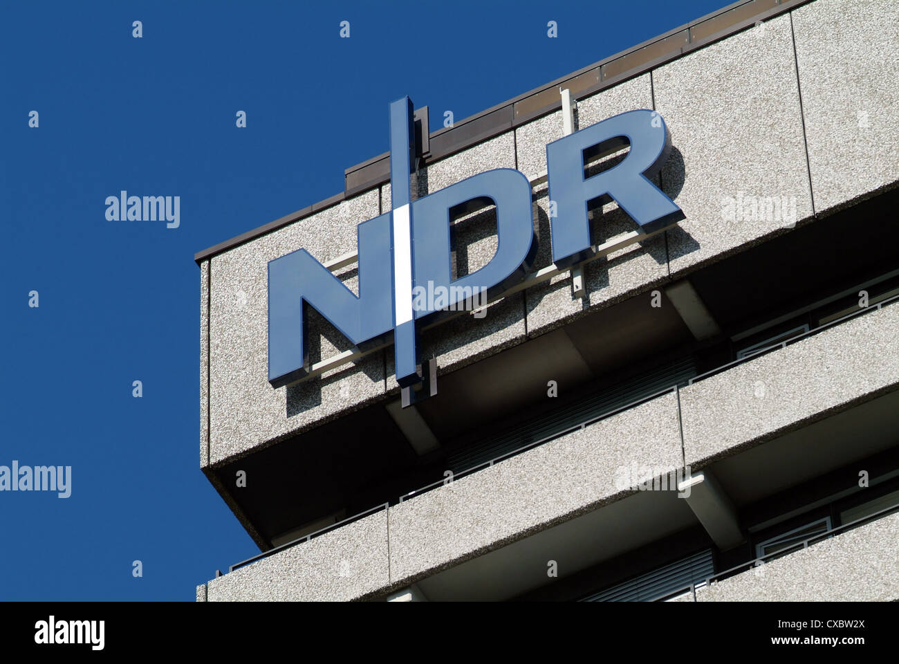 Logo der North German Radio an der Fassade des Hauptquartiers des NDR Hamburg Stockfoto