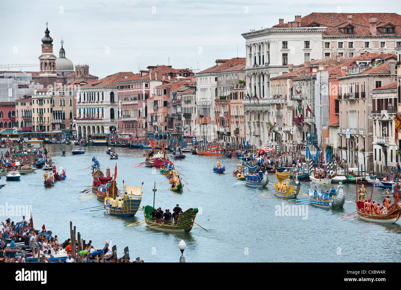 Menschenmassen versammeln sich, um traditionelle Boote und kostümierte Ruderer auf dem Canal Grande in Venedig, Italien, während der jährlichen Regata Storico (Historische Regatta) zu beobachten Stockfoto