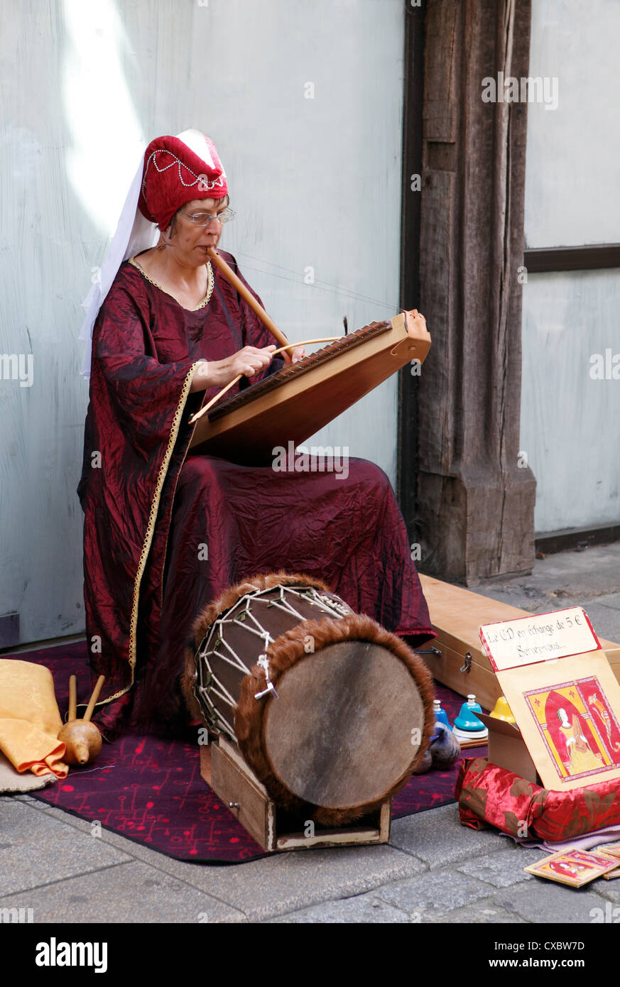 Musiker spielen mittelalterliche Instrumente. Psalterium einfaches Blasinstrument und Trommel. Dinan, Frankreich Stockfoto