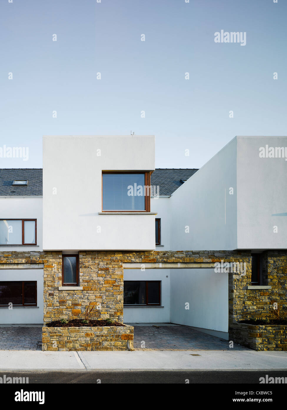 Cluain Padraig, Westport, Irland. Architekt: Simon J Kelly + Partner Architekten, 2007. Ansicht der Fassade des Hauses zeigt f Stockfoto