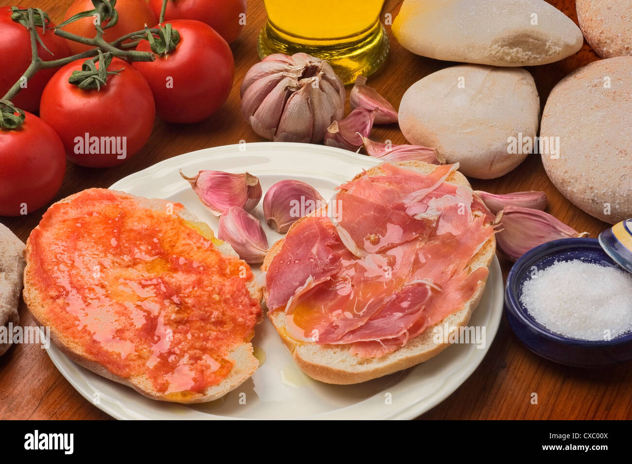 Andalusien typische Frühstück Muffins mit Schinken-Tomaten-Knoblauch-Öl ...