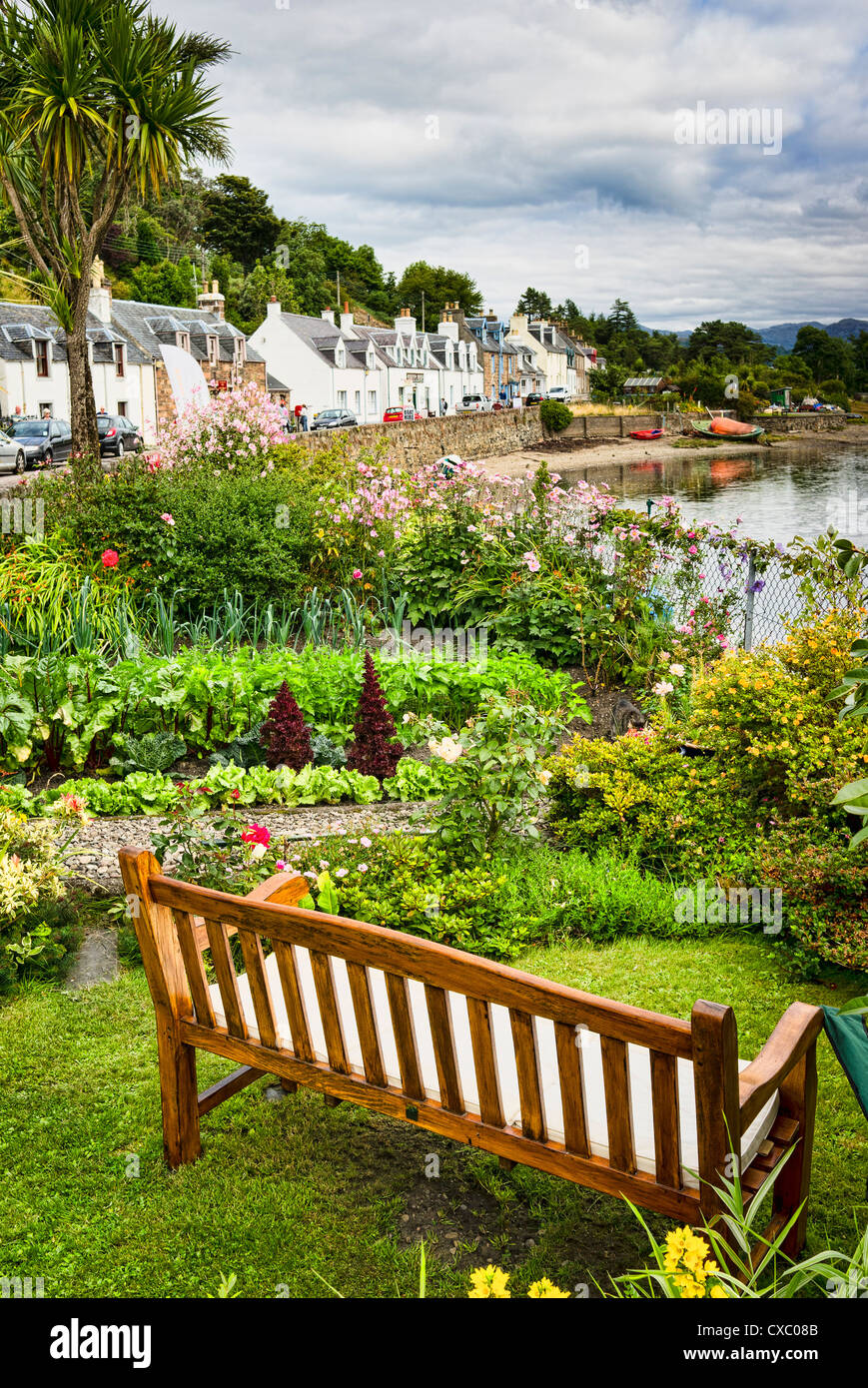 Sitzbank im kleinen Gemüsegarten Lochside Garten in Plockton Schottland UK EU Stockfoto