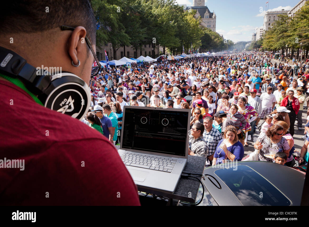 DJ spielt Musik bei einem Konzert im freien - USA Stockfoto