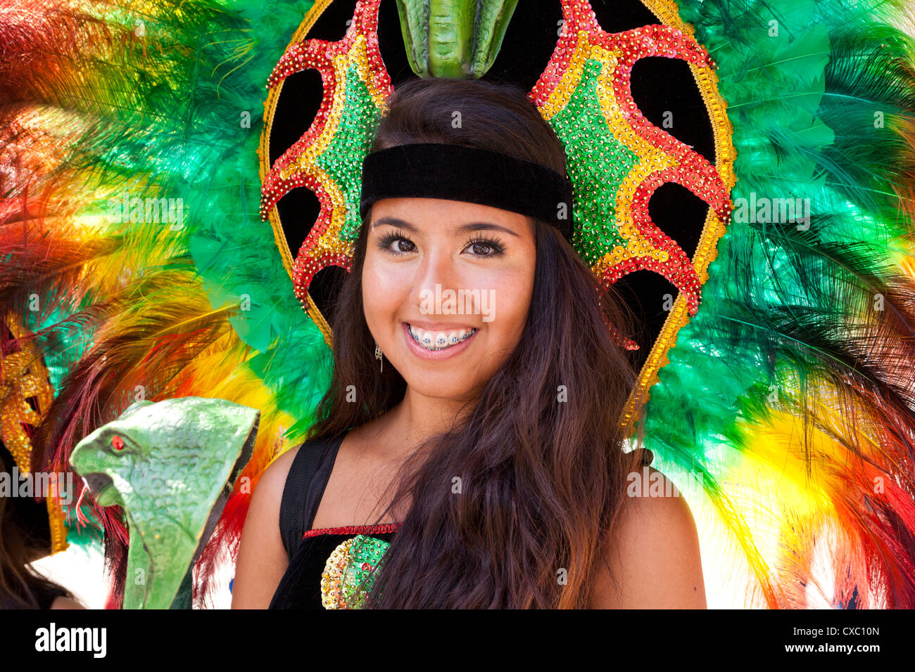 Bolivianische traditionelle Folk-Tänzerin mit Feder Kopfschmuck auf Latino Festival - Washington, DC USA Stockfoto