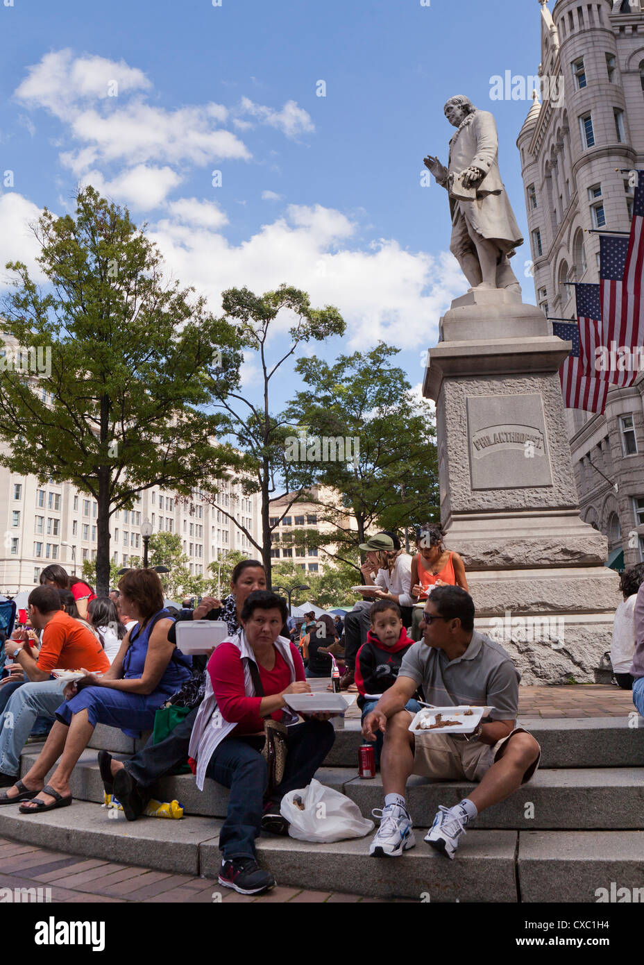 Menschen Essen rund um die Benjamin Franklin Statue in Washington, DC Stockfoto