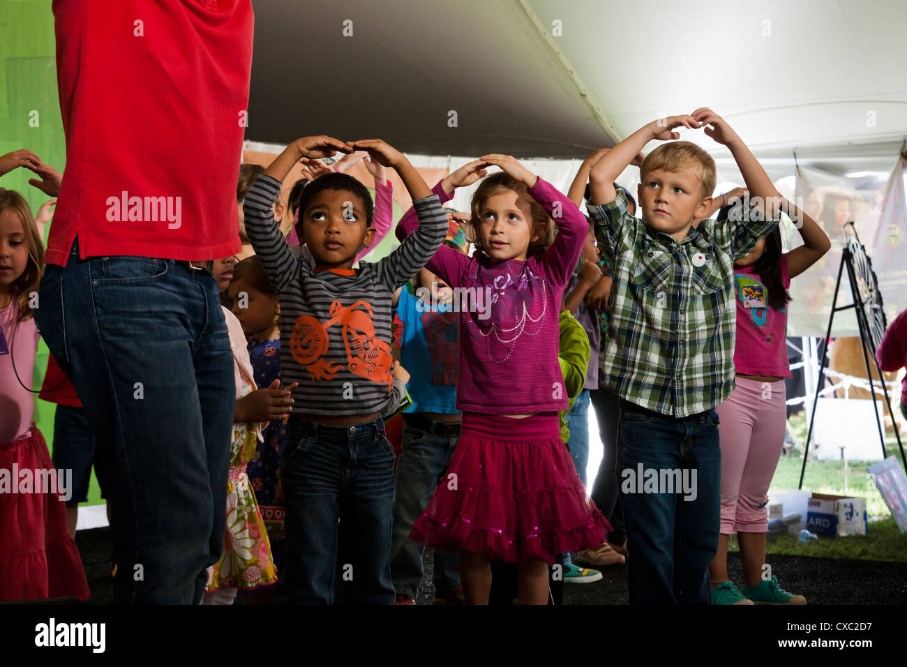Kinder tanzen auf der Bühne mit einem Erwachsenen - USA Stockfoto