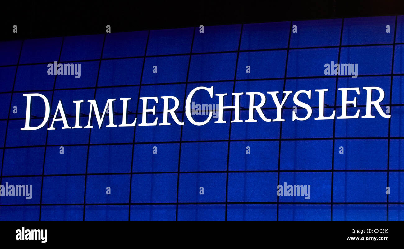 Berlin - Logo der DaimlerChrysler AG in einer hellen blauen Wand Stockfoto