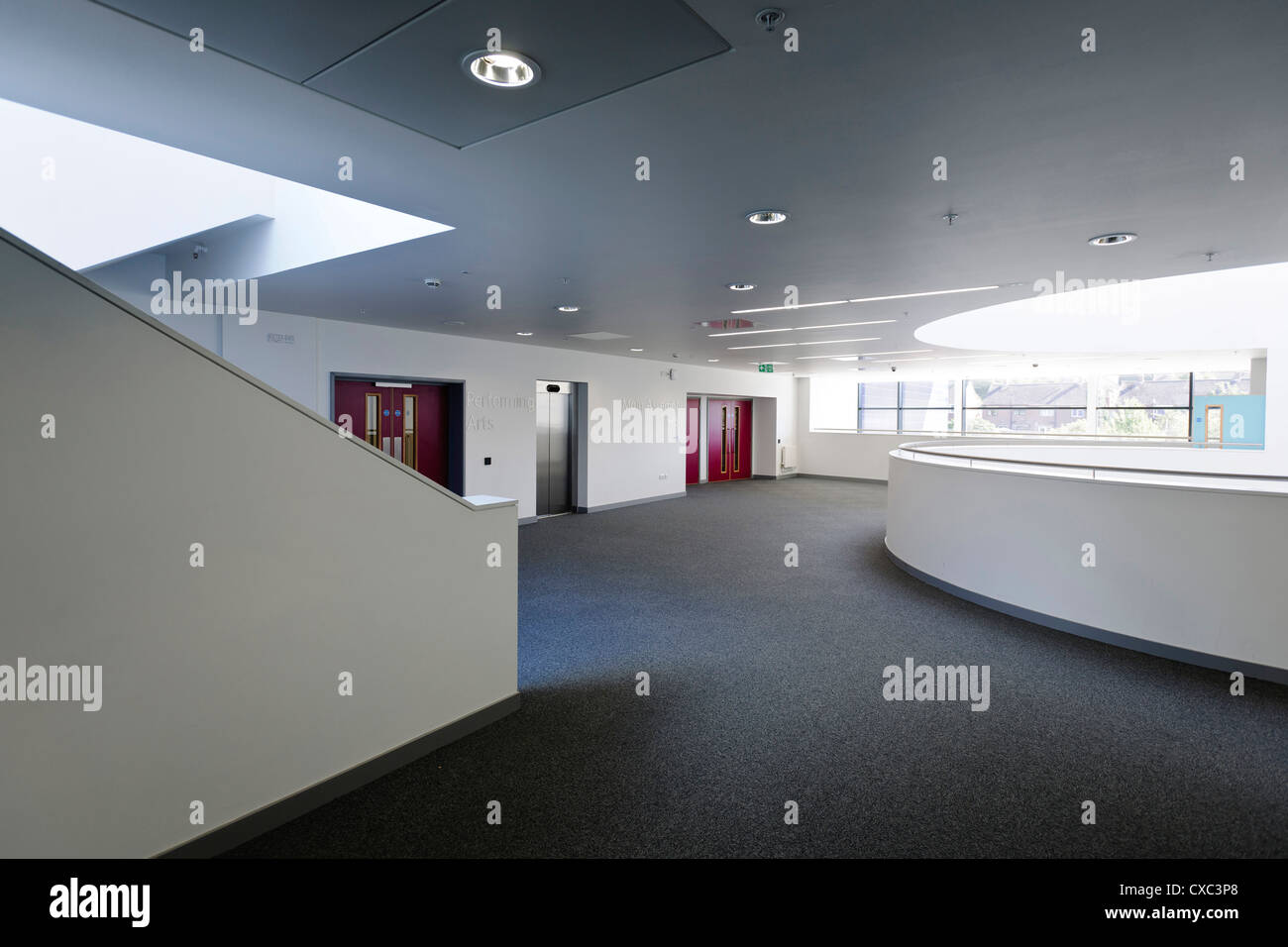 Strood Akademie, Strood, Vereinigtes Königreich. Architekt: Nicholas Hare Architekten LLP, 2012. Innenraum mit halbrunden nichtig begründeten Stockfoto