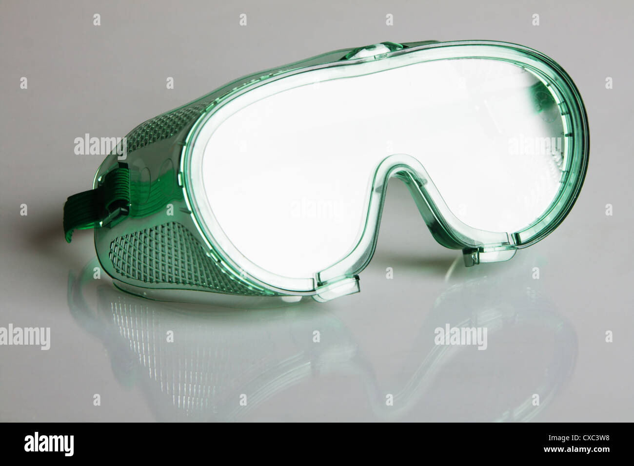 Schutzbrille auf grauem Hintergrund Stockfoto