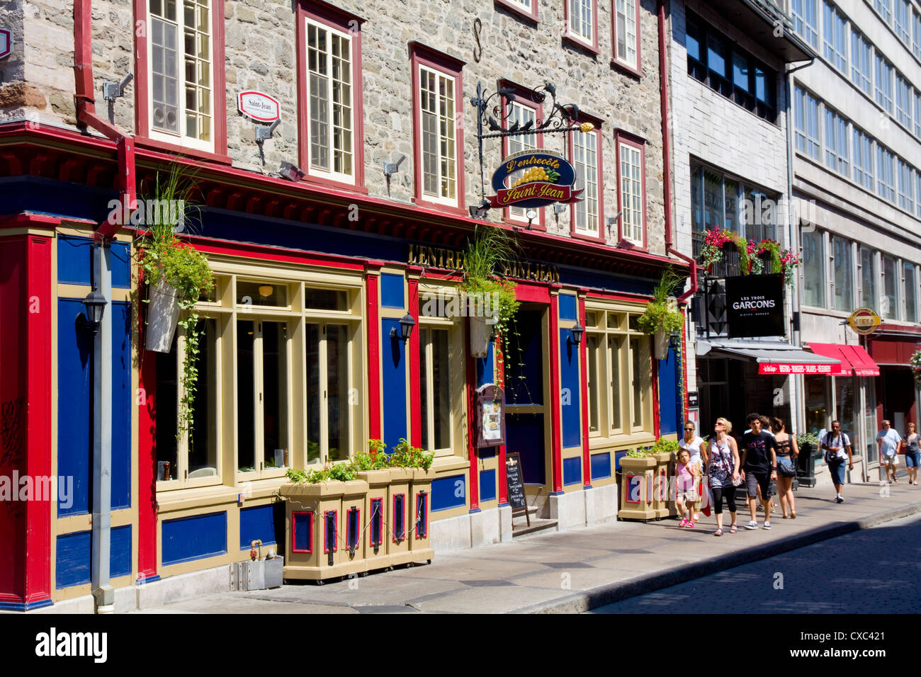 Boutiqes, Cafés und kleinen Hotels säumen Sainte-Anne Street im historischen Quebec City, Kanada. Stockfoto