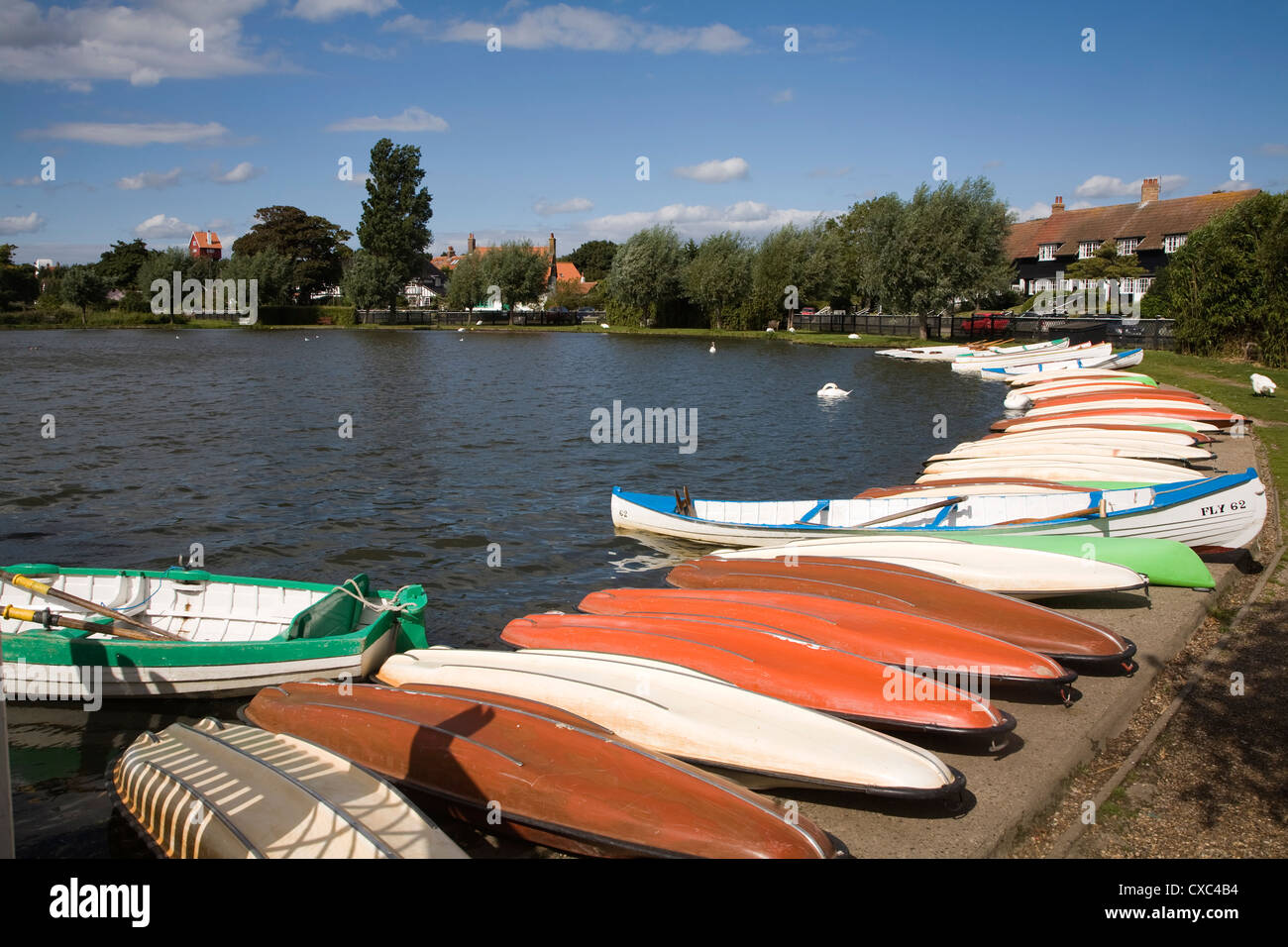 Bunten Ruderboote auf dem Meare Bootfahren See Thorpeness Suffolk England Stockfoto