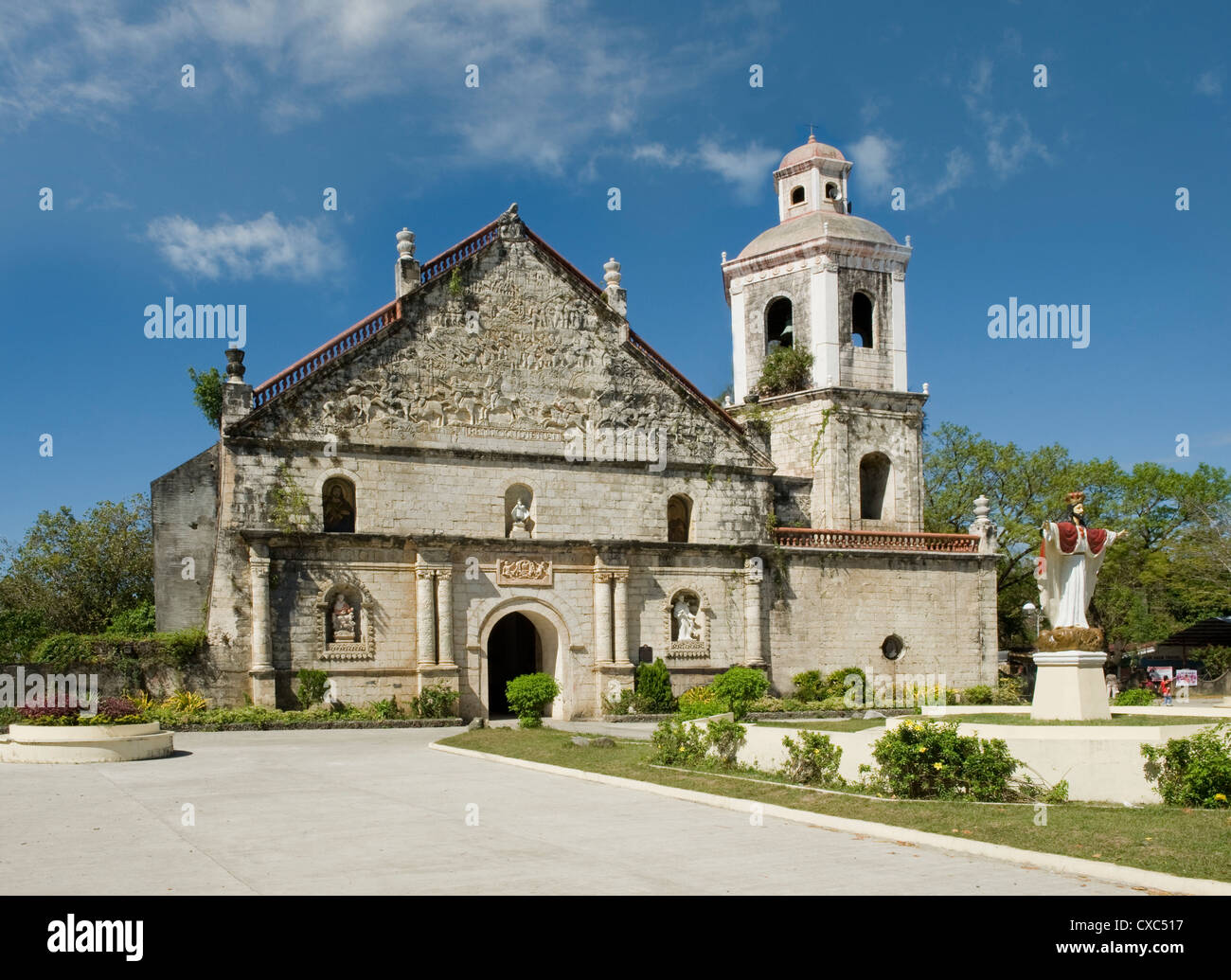 Kirche von San Joaquin, von Fr T Santaren, wo Reliefs Gedenken an die