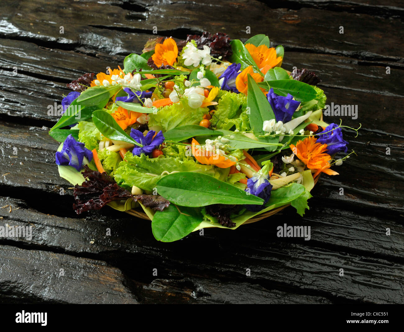 Frischer Salat mit essbaren Blüten, Philippinen, Südostasien, Asien Stockfoto