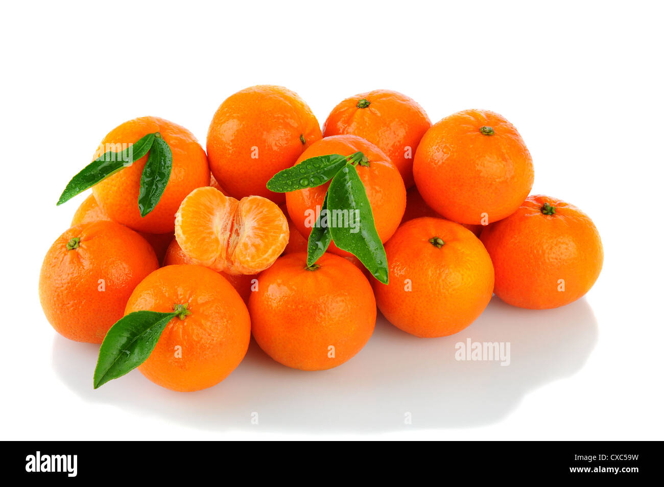 Ein Haufen von Clementine Mandarinen. Querformat auf einem weißen Hintergrund mit Reflexion. Stockfoto