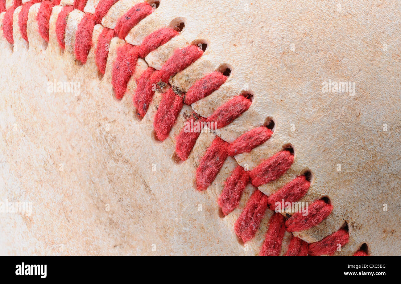 Makroaufnahme der rote Nähte eine gut gebrauchte Baseball. Querformat. Stockfoto