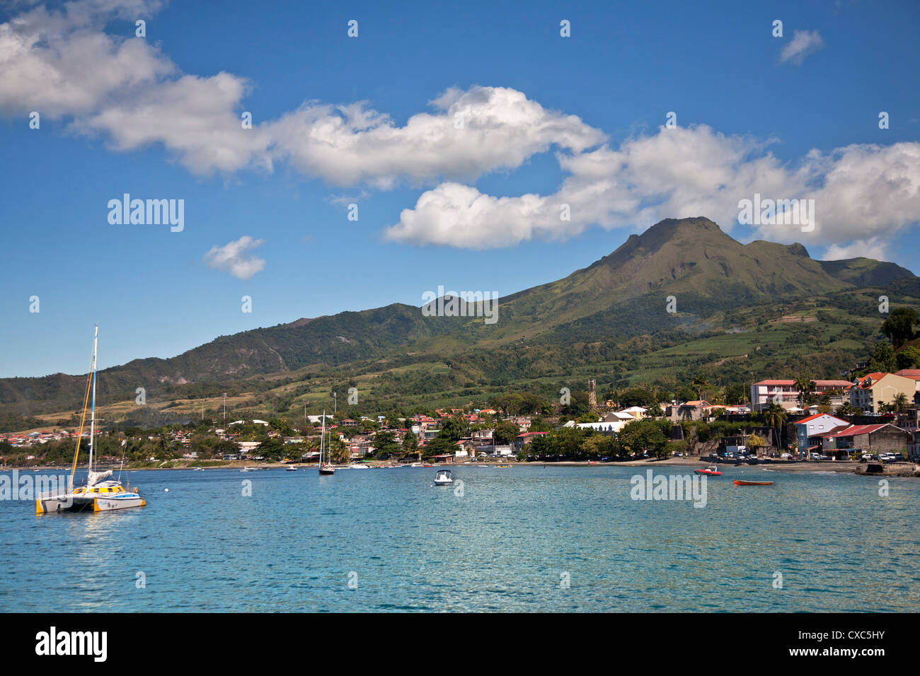 Blick auf Saint-Pierre zeigt Mount Pelee im Hintergrund, Martinique, Lesser Antilles, West Indies, Karibik, Mittelamerika Stockfoto