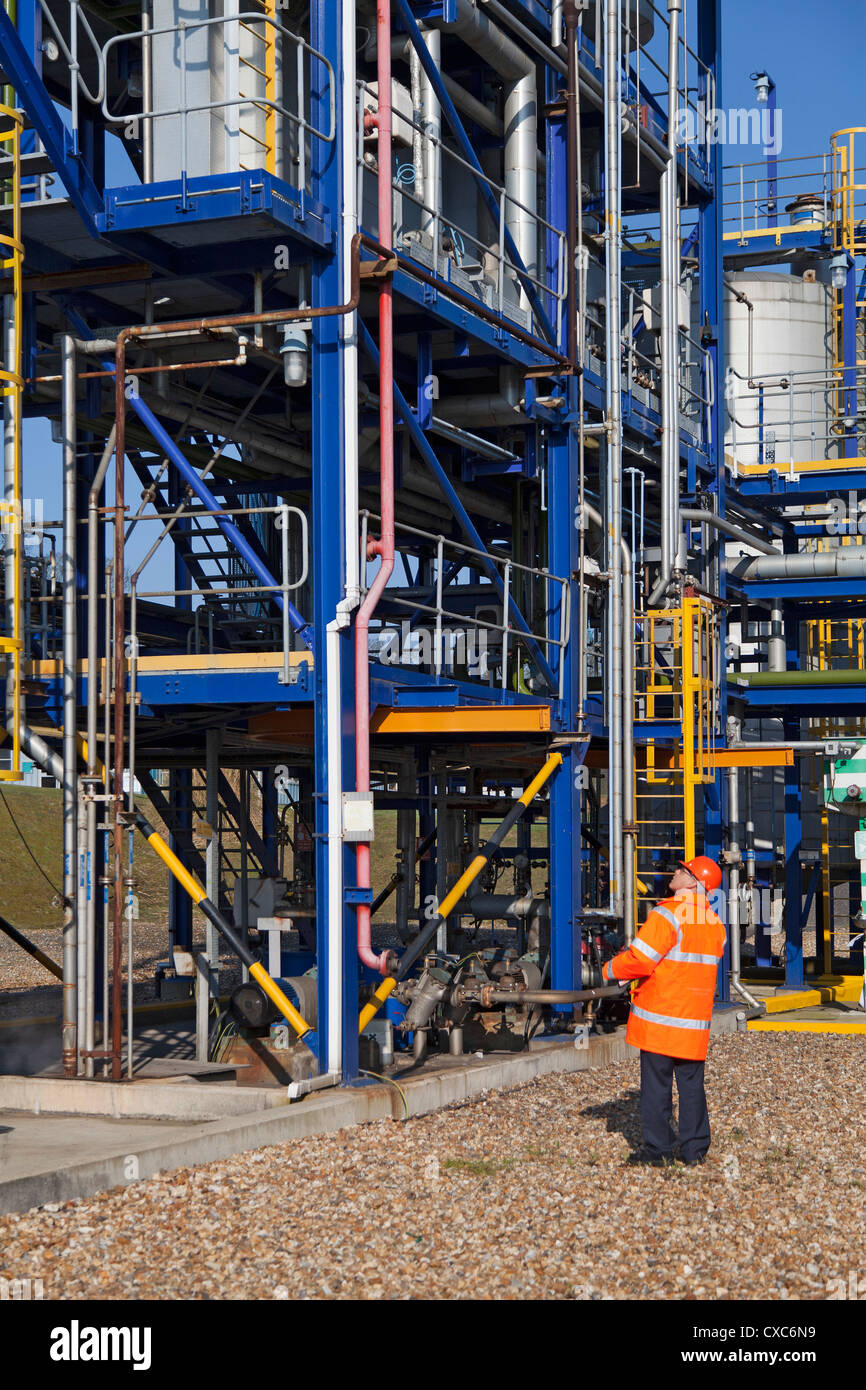 Chemiefabrik Betreiber Petro-chemische Prozessindustrie Qualitätsprüfung Turm Strukturen Produktion Sicherheit Stockfoto