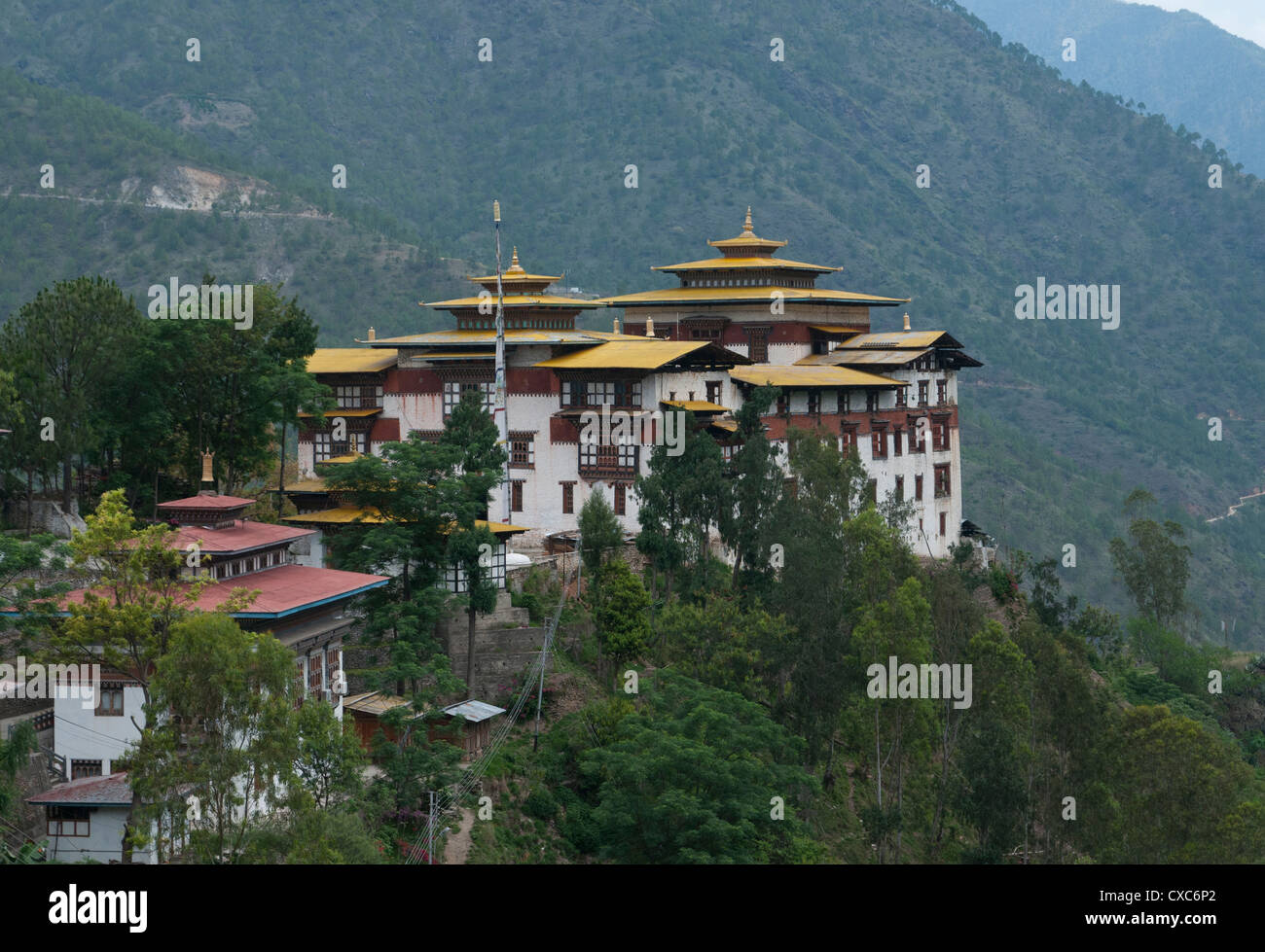 Blick auf den Dzong in Trashigang mit Hügeln im Hintergrund, Ost Bhutan, Bhutan, Asien Stockfoto