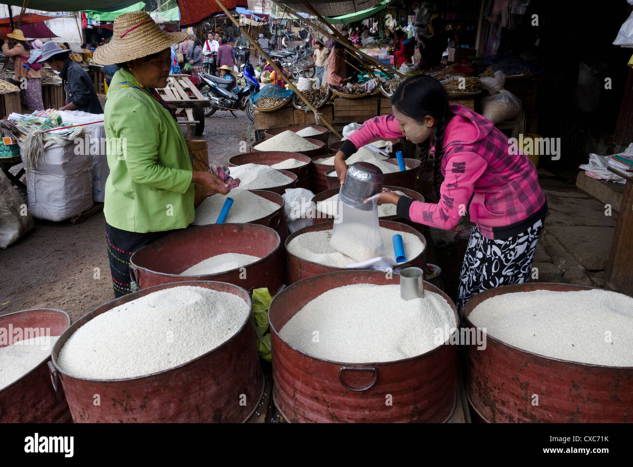 Reis-Stall in täglich Lebensmittel Markt, Augban, südlichen Shan State in Myanmar (Burma), Asien Stockfoto