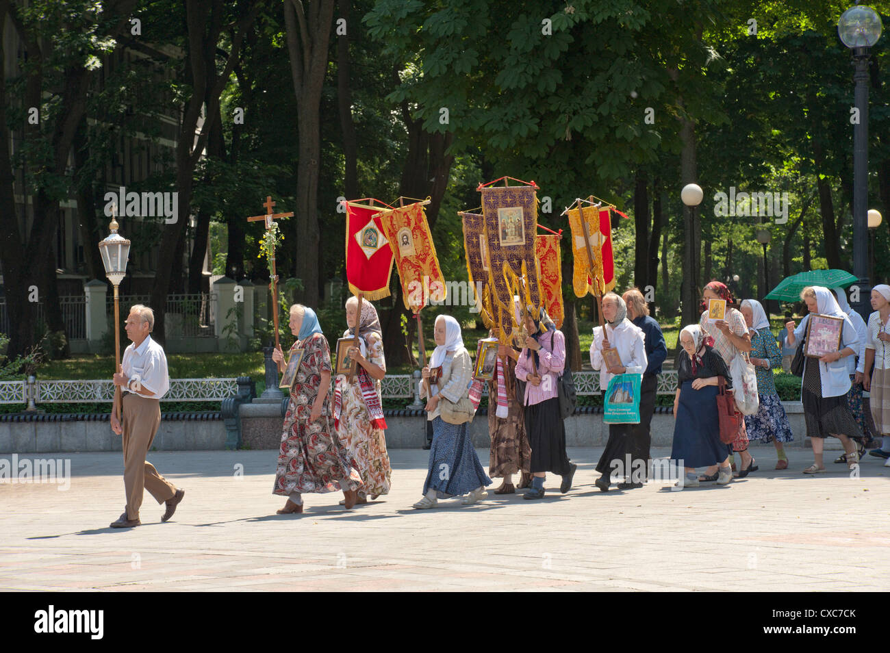 Eine russische orthodoxe Gruppe umzingeln Parlament Durchführung einer Zeremonie zu werfen, böse, Mariins'kyi Park, Kiew, Ukraine, Europa Stockfoto