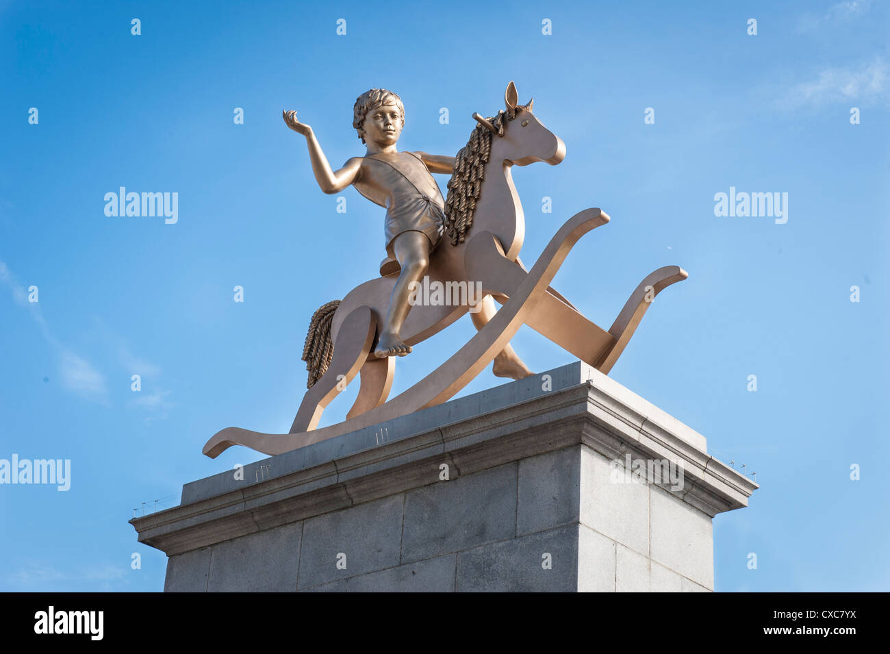 London Trafalgar Square kraftlos Strukturen Abb. 101 Bronze Statue Junge auf einem Schaukelpferd 4 Sockel von elmgreen Dragset Stockfoto