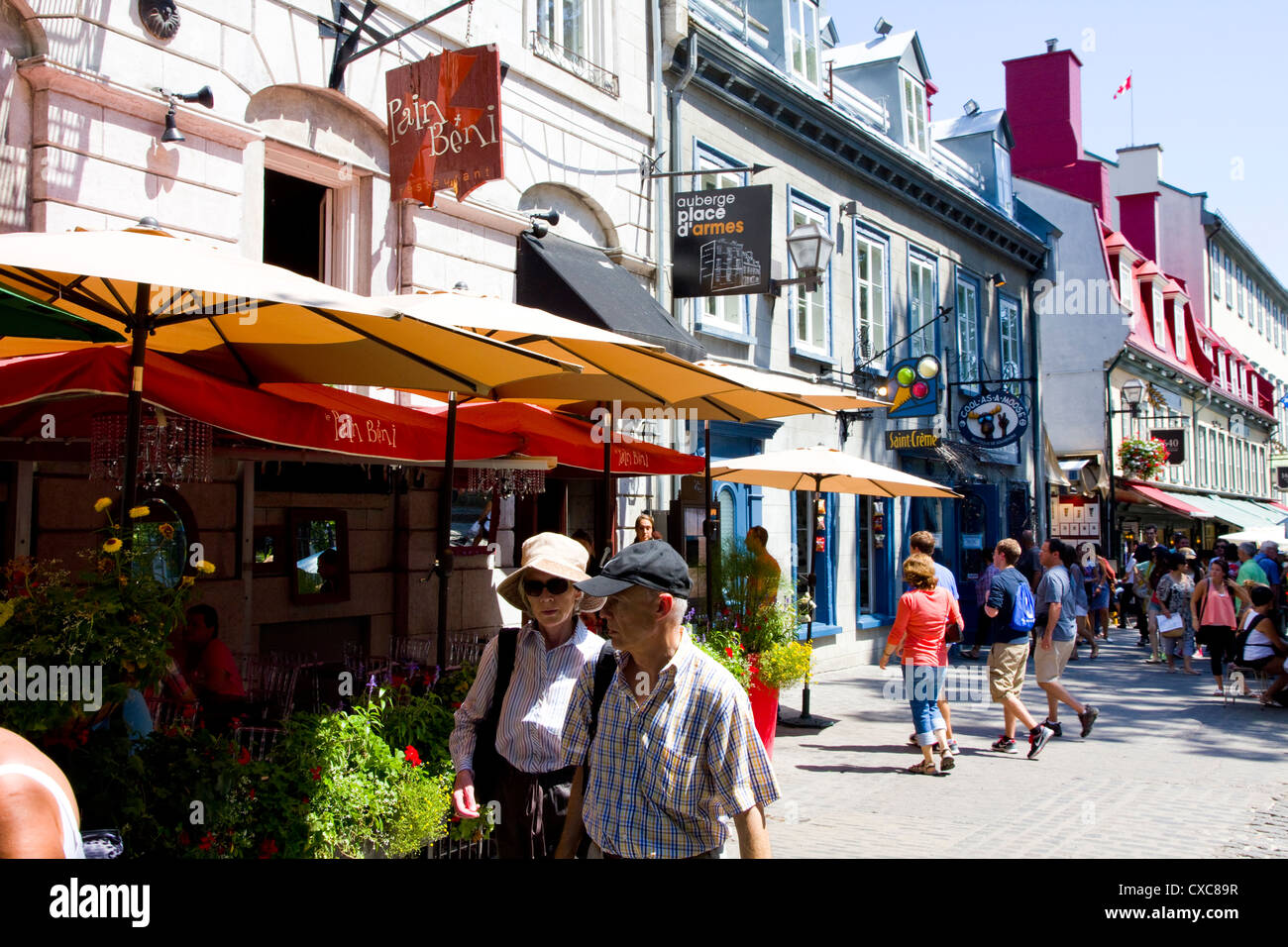 Kleine Hotels, Boutiquen und Cafés säumen Sainte-Anne Street in Quebec City, Kanada. Stockfoto