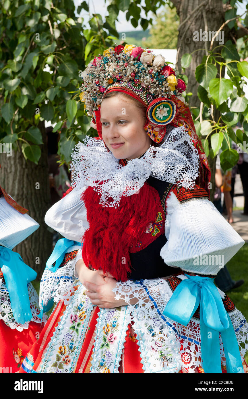 Frau trägt Vlcnov Folk Kleid während der Fahrt des Kings Festivals, Vlcnov, Zlinsko, Tschechische Republik, Europa Stockfoto