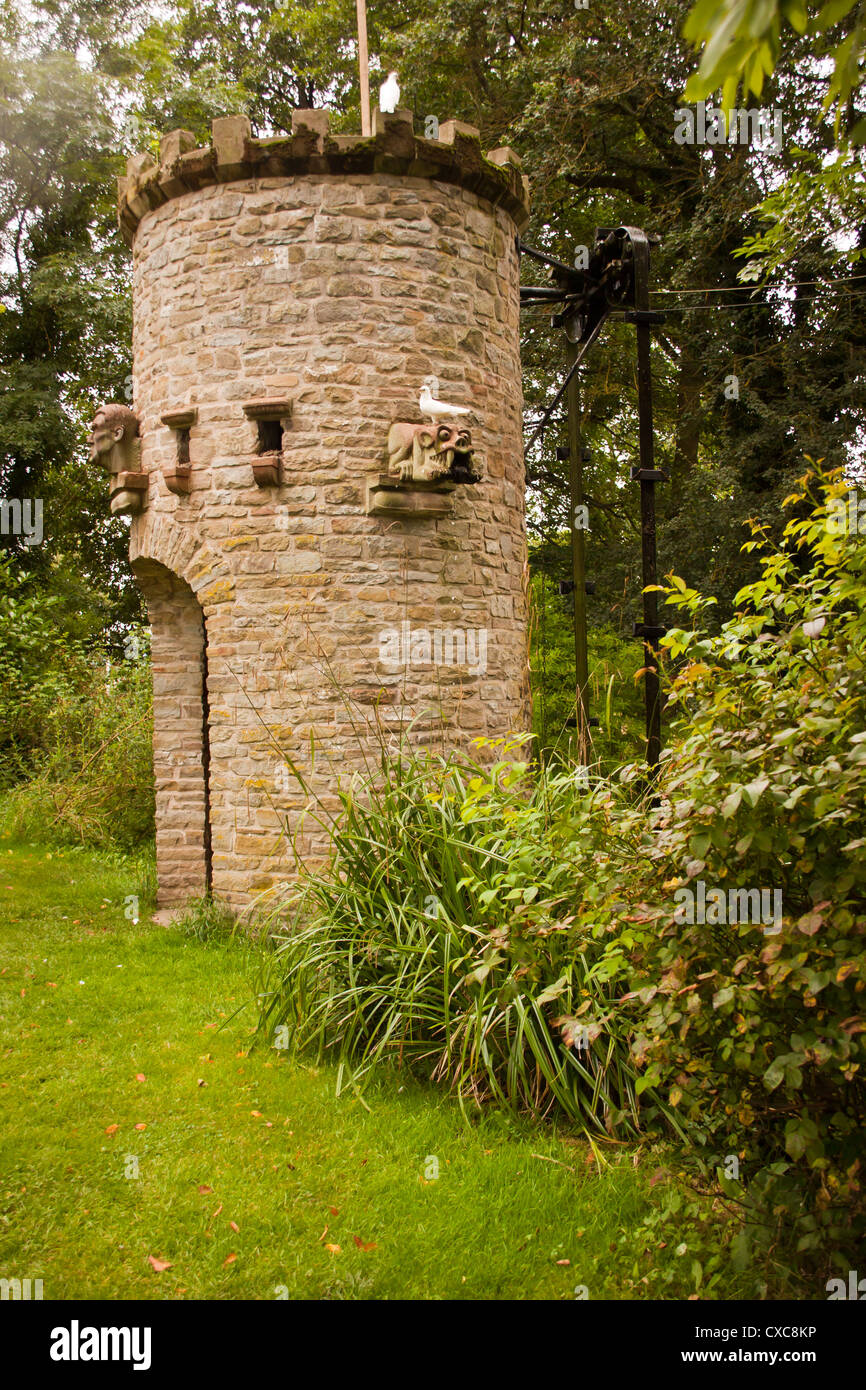 Stone tower mit Wasserspiel und Taube Wasserhuhn und Wasser speienden Wasserspeier, Westonbury Mill Wassergärten, Pembridge, Herefordshi Stockfoto