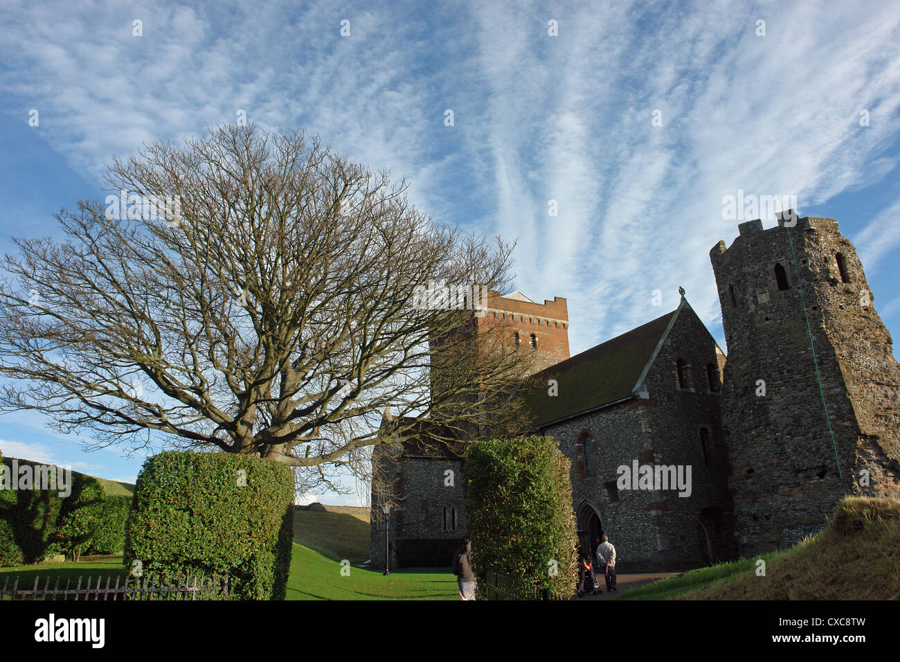 Familie in St. Mary Church in Dover Castle in England. Der Baum, Ruinen und Wolkenmuster overhead machen dieses besonderen. Stockfoto