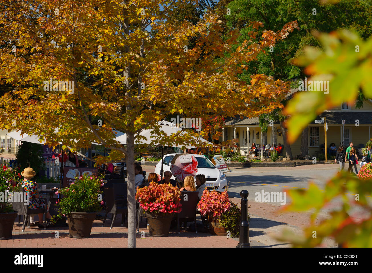 Anfang Herbst in kleinburg Ontario mit wechselnden Blätter und Touristen entspannen in Cafés an der Islington Avenue Stockfoto