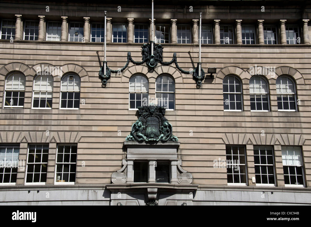 Die Fassade eines Gebäudes in der George Street, Edinburgh, Schottland. Stockfoto