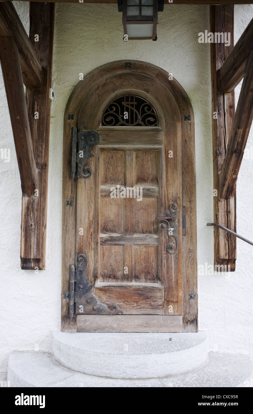 Die Tür der Kirche in Château-d ' Oex, einer Gemeinde im Kanton Waadt Schweiz. Stockfoto