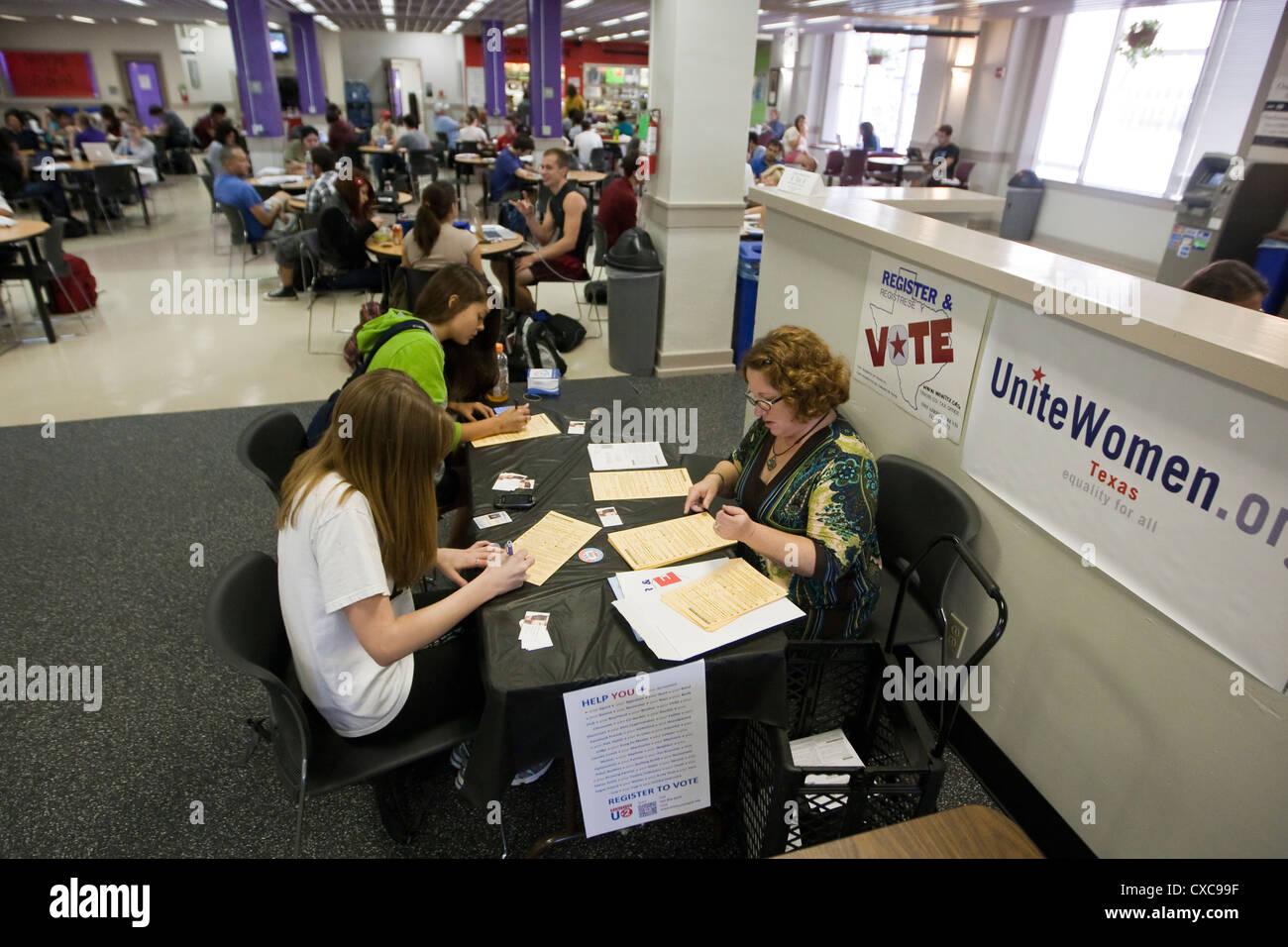 Weiße Frau freiwillige schiebt College-Studenten zu registrieren, um in Austin Community College in Austin, Texas zu stimmen Stockfoto
