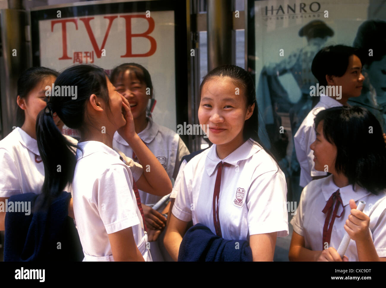 Chinesische Mädchen, Mädchen, Teenager, Teenager, chinesische Schulmädchen, chinesische Studenten, Schüler, bus Stop, Hong Kong Island, Hongkong, China, Asien Stockfoto