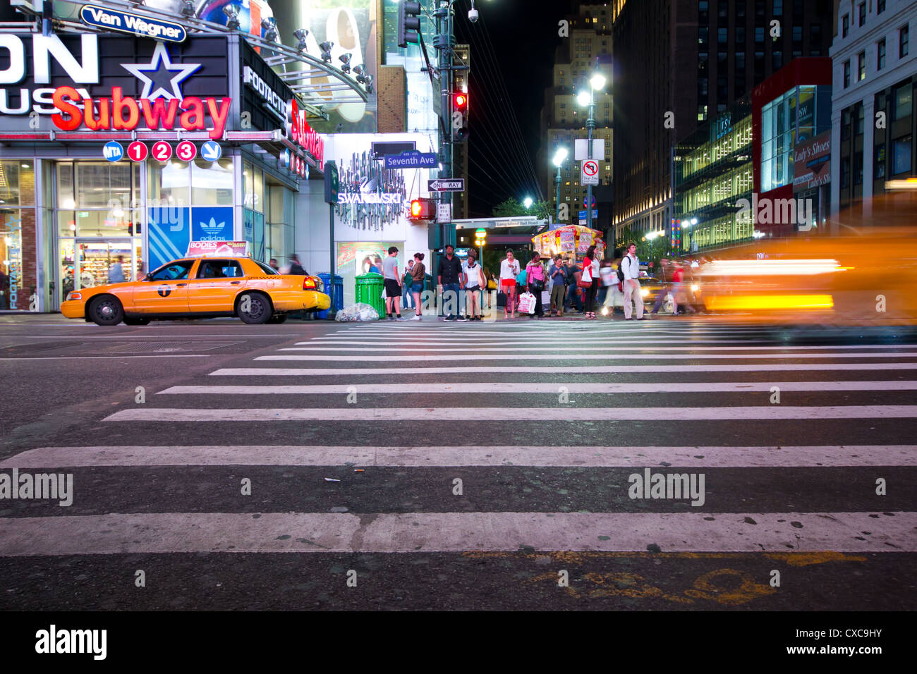 NEW YORK CITY - SEPT 13: Trubel von New York City Kreuzung in der Stadtmitte mit u-Bahn und gelben Taxis in der Nacht Stockfoto