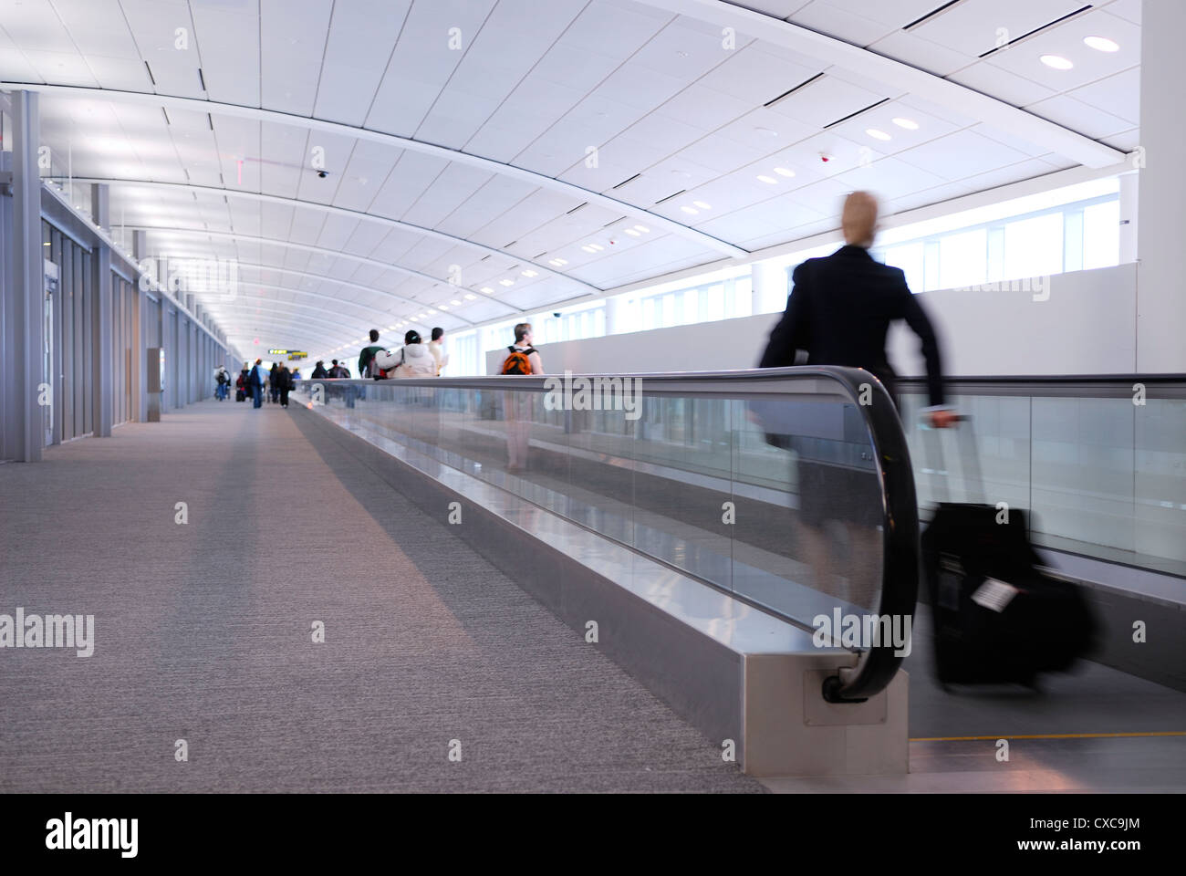 Flugbegleiter und Flugreisende auf high speed People Mover Pearson International Airport Stockfoto