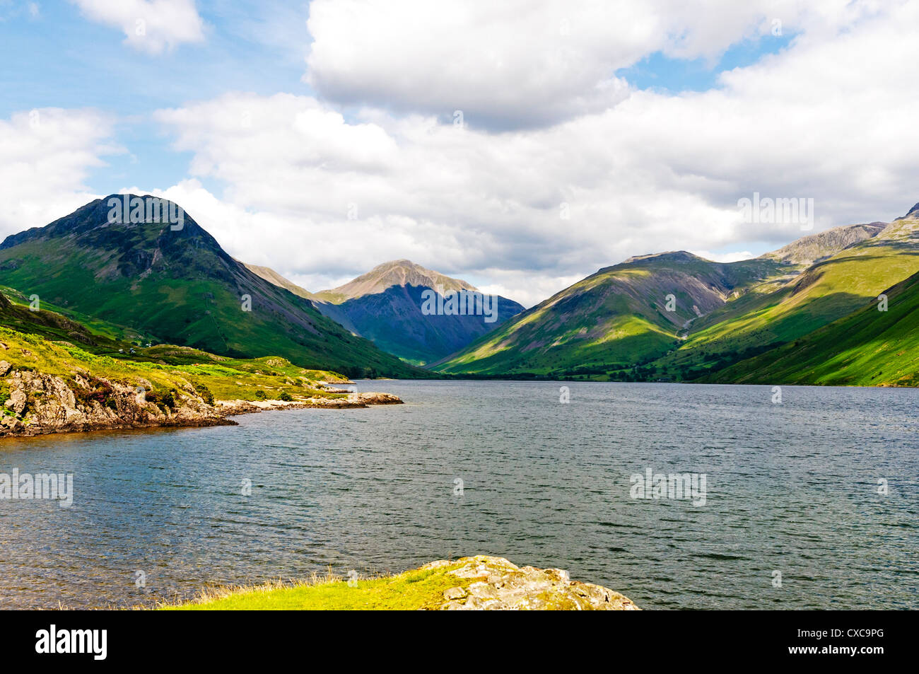 Der Auffassung von der Süd-westlichen Ende in den See mit den Bergen Yewbarrow, großen Giebel und Lingmell hinter. Stockfoto