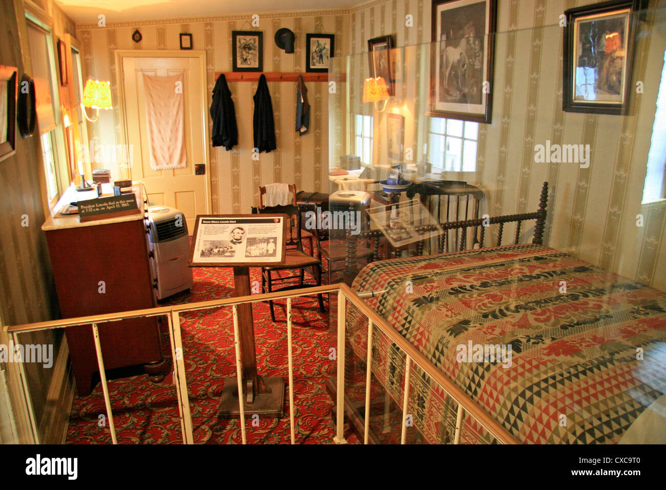 Das Bett (auf der rechten Seite) & Schlafzimmer im Petersen House, Barber DC, wo Präsident Abraham Lincoln am 15. April 1865 starb. Stockfoto