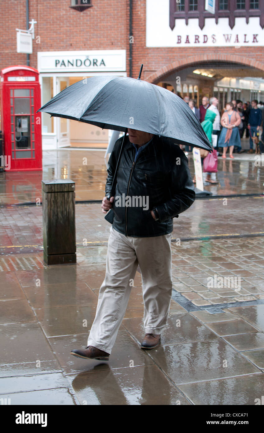 Mann mit Regenschirm Stockfoto
