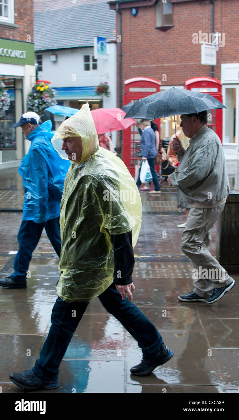 Touristen bei nassem Wetter, UK Stockfoto