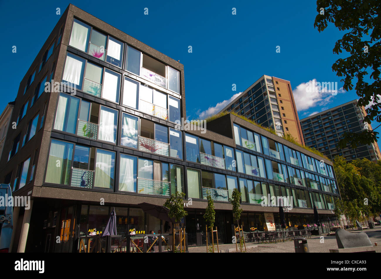 Neuen Wohnungsbau mit Cafés im Erdgeschoss Gronlandsleiret Straße Gronland Bezirk Mitteleuropa Oslo Norwegen Stockfoto