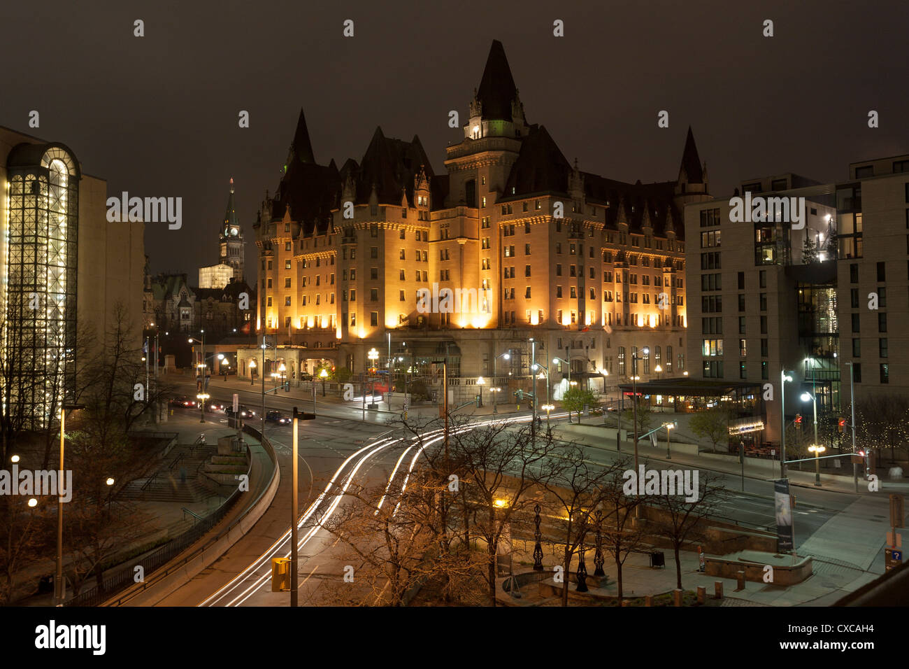 Chateau Laurier in der Nacht. Ein Blick auf das ehrwürdige Schloss nun ein Fairmont Hotel mit den Peace Tower im Hintergrund Stockfoto