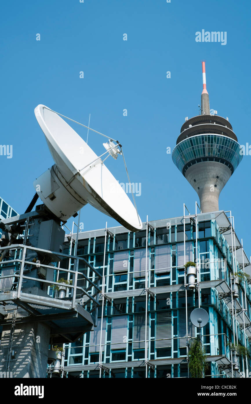 Satellitenschüssel vor Büros des deutschen Fernsehsenders WDR im Medienhafen Düsseldorf Stockfoto