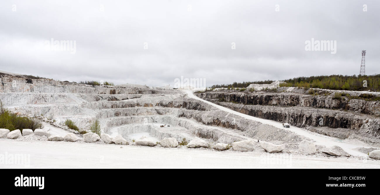 Arbeiten des Tagebau Marmors mir bei Tatlock. Eine große Muldenkipper voller weißer Felsen, schleift die steile Straße aus der Mine. Stockfoto