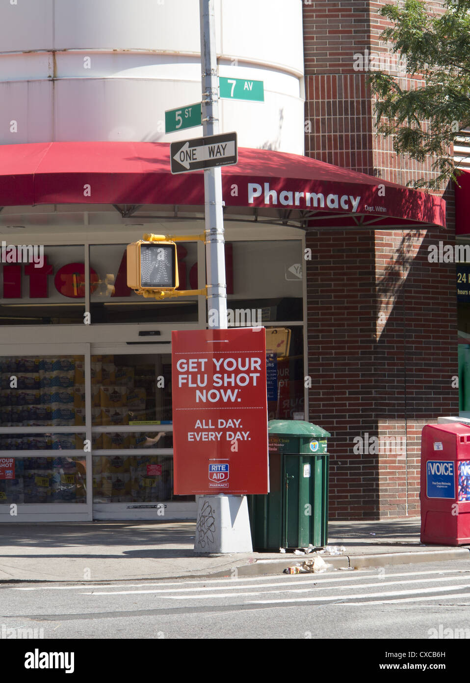 Grippeschutzimpfung auf der Straße vor einer großen Apotheke in Park Slope Brooklyn ausgeschrieben. Möglichen Interessenkonflikt hier. Stockfoto