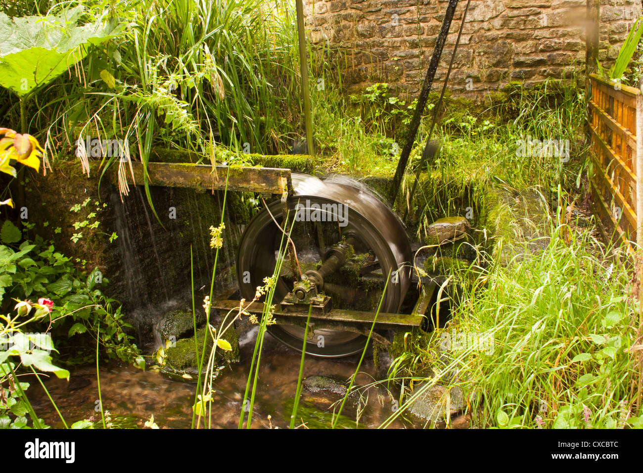 Wassermühle Wasserspiel am Westonbury Mühle Wasser Gärten Pembridge Herefordshire UK einschalten. Stockfoto